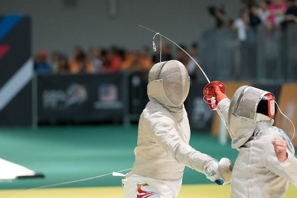 Maîtriser les techniques d'escrime sportive, découvrir les règles et s'équiper pour un entraînement optimal