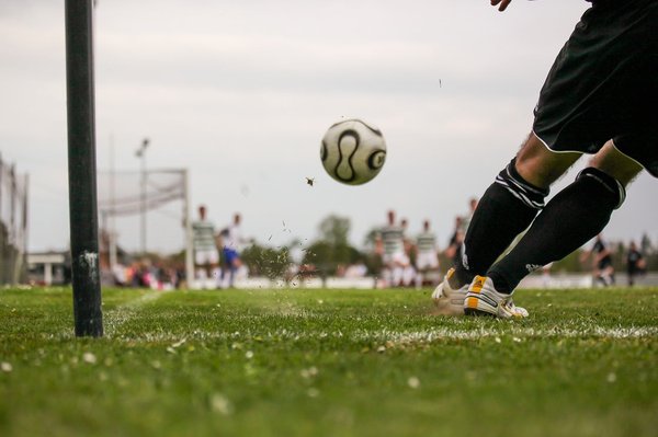 Quel est le rôle des fondations caritatives créées par des stars du football ?