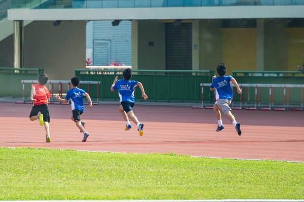 Quelle est l'importance de la kinésiologie dans l'amélioration des techniques de lancer en athlétisme ?
