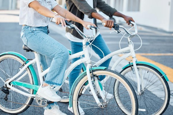 Quels sont les avantages de l'utilisation de roues en carbone pour le cyclisme sur route ?